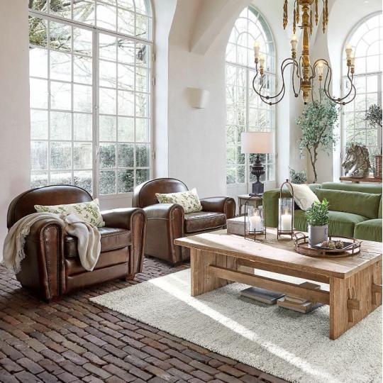 cottage loft vila zamok hneda kravska koza kozene chesterfield kreslo vintage anglicky country carpicovy nabytok cigarova miestnost zariadenie.jpg